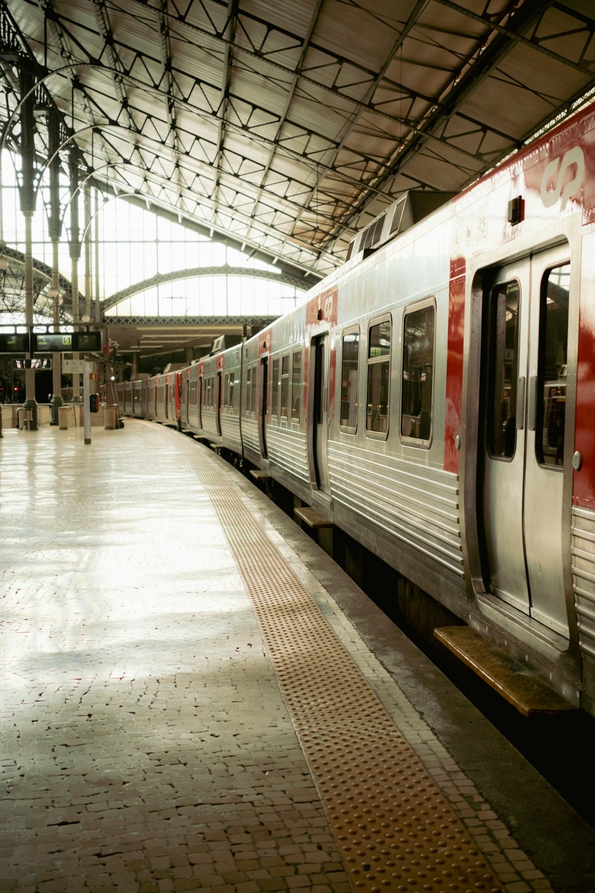 CP President Pedro Moreira Goes Public Against the Subconcession of the Suburban Lines — €430,000 Deloitte Study Lands on Pinto Luz's Desk and the Strategic Plan Has No Provision for It