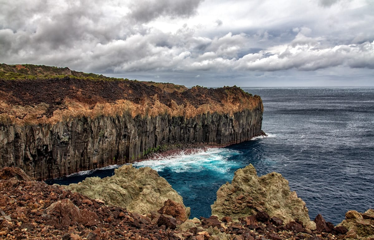Açores: CIVISA Walks the Faial-Pico Channel Volcanic Alert From V1 Back Down to V0 After a Month of Submarine Tremors at the Cachorro System — Quake Swarm From 1 April Triggered the Alert; Decline Brings Reference Levels Back