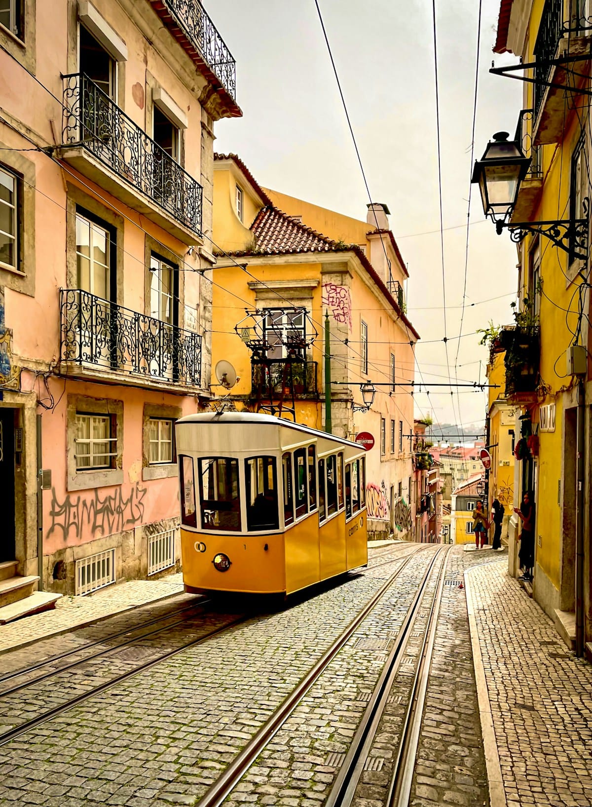 Pinto Luz Tells Parliament 'No Limite Será OE' to Finance the Lisbon Metro Red Line After PRR Drops the €285 Million Slice — Portugal 2030 and BEI in Play for the 4.1-Kilometre Campolide-to-Alcântara Extension
