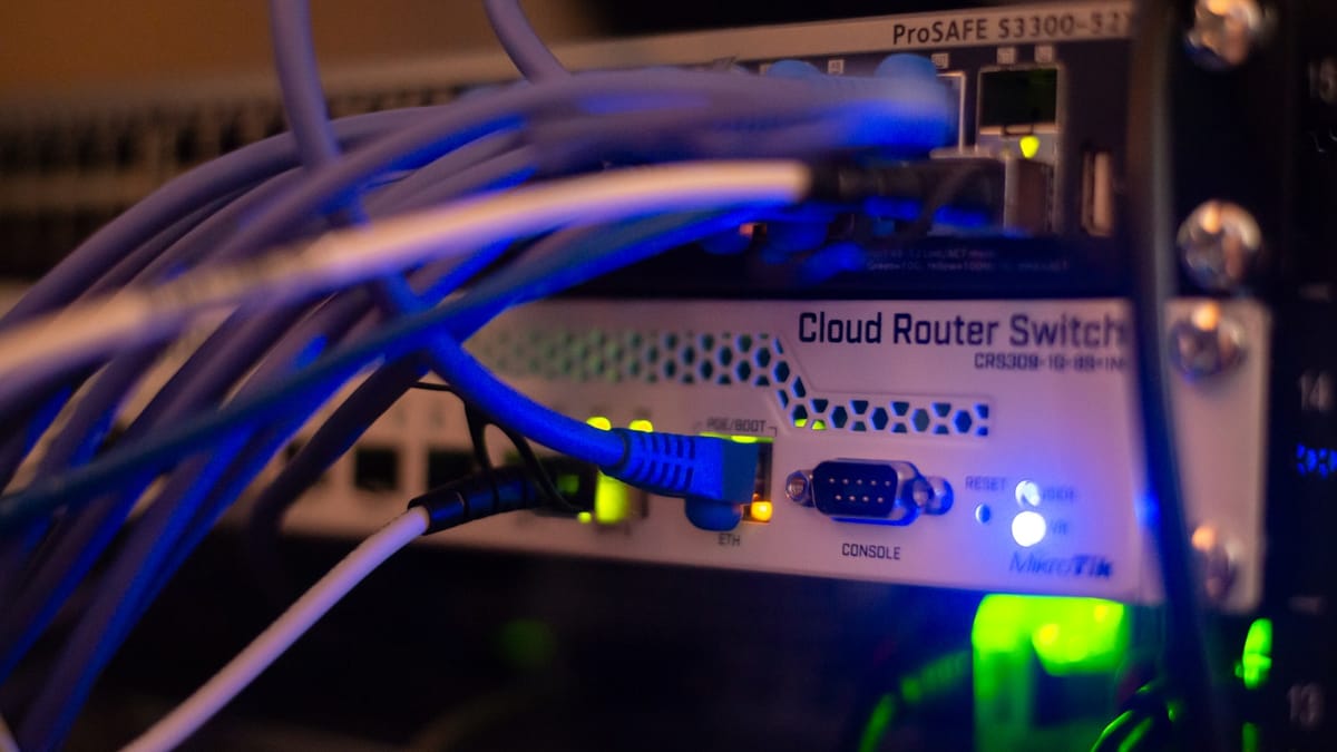 Setting Up Home Internet (Internet Doméstico) in Portugal in 2026 — A Practical Guide to FTTH Fibre, the MEO/NOS/Vodafone/Digi Market, 24-Month Lock-Ins and the Portabilidade Switch