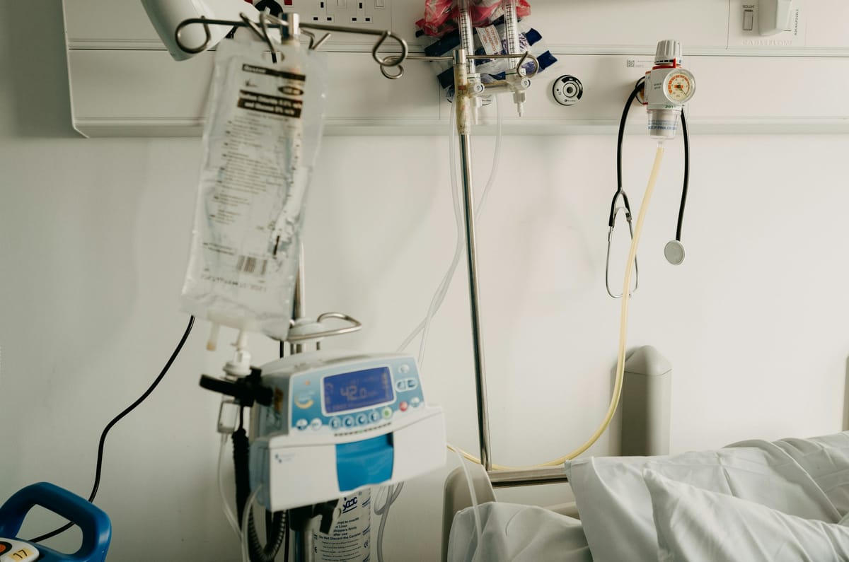 DE-SNS Opens 14-Day Public Consultation on a New Medicina Intensiva Network — 21 Service Units With Installed-but-Inactive Beds, Target of 95% Specialist Cover and a 1-Nurse-Per-1.5-Patient ICU Ratio