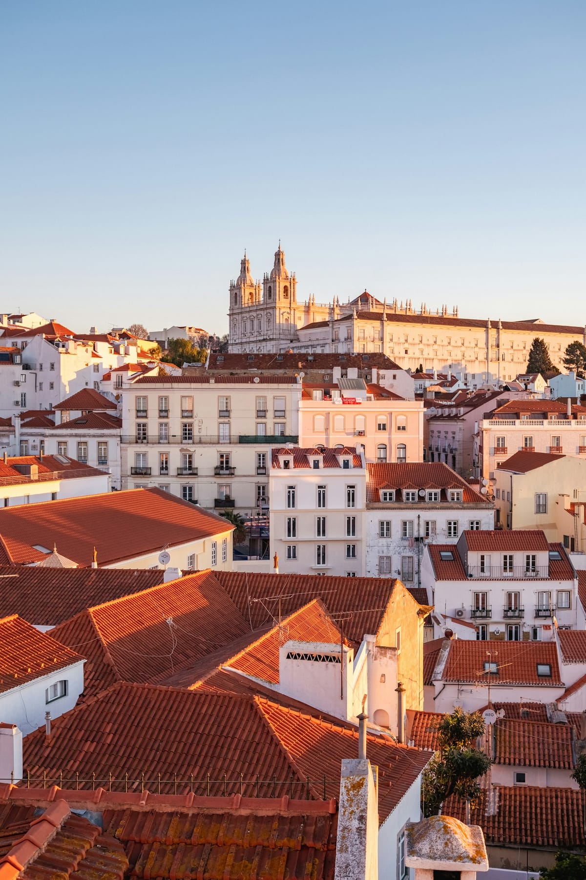 Registering an Alojamento Local in Portugal in 2026 — A Guide to the Balcão Único Comunicação Prévia, the Four Modalidades, the 60-or-90-Day Câmara Window, the Decreto-Lei 76/2024 Mais Habitação Rollback and the EU Regulation 2024/1028 May Rollout