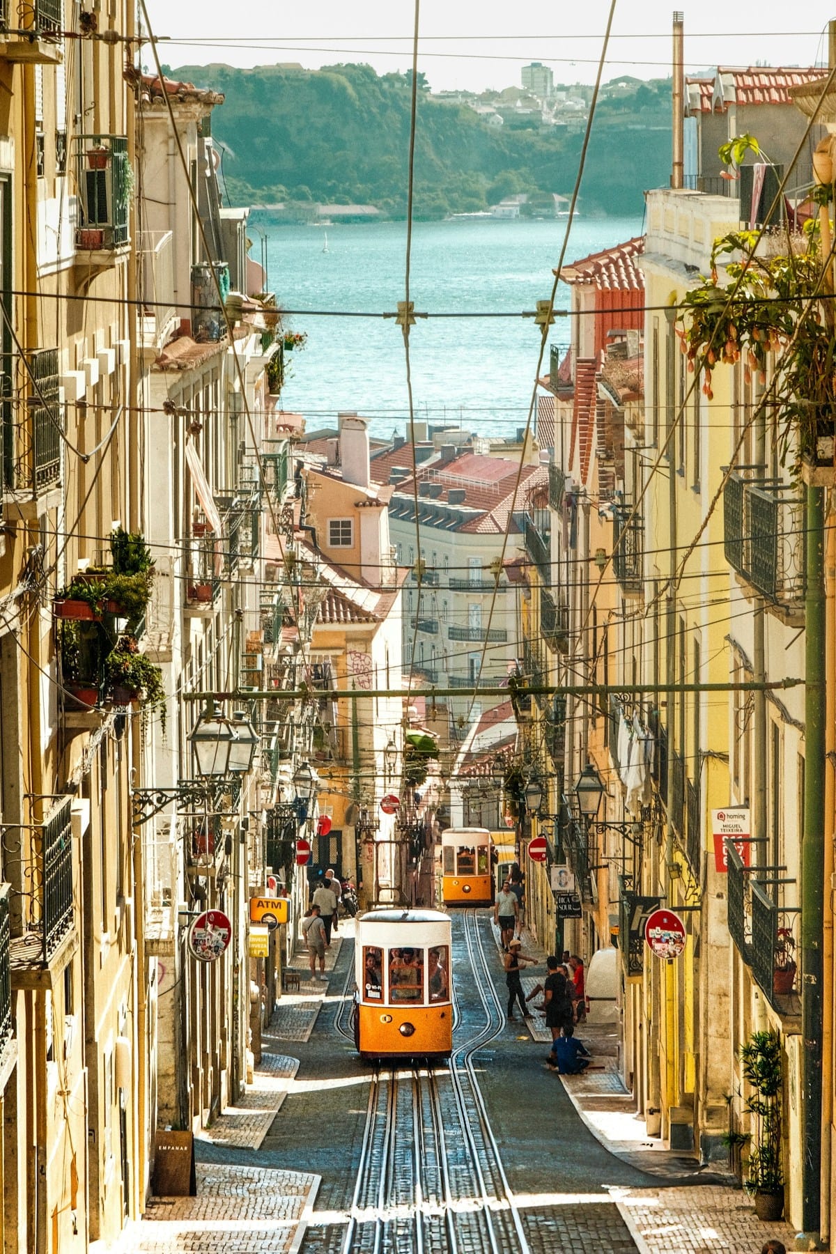 The Lisboa Brief — Week of 9 May 2026: PSP Bairro Alto Detentions Reach 24, Foreign Buyers in the ARU Hit a 2017 Low, Vista Alegre Walks Off the Lisbon Bourse, and Carristur Strikes Again