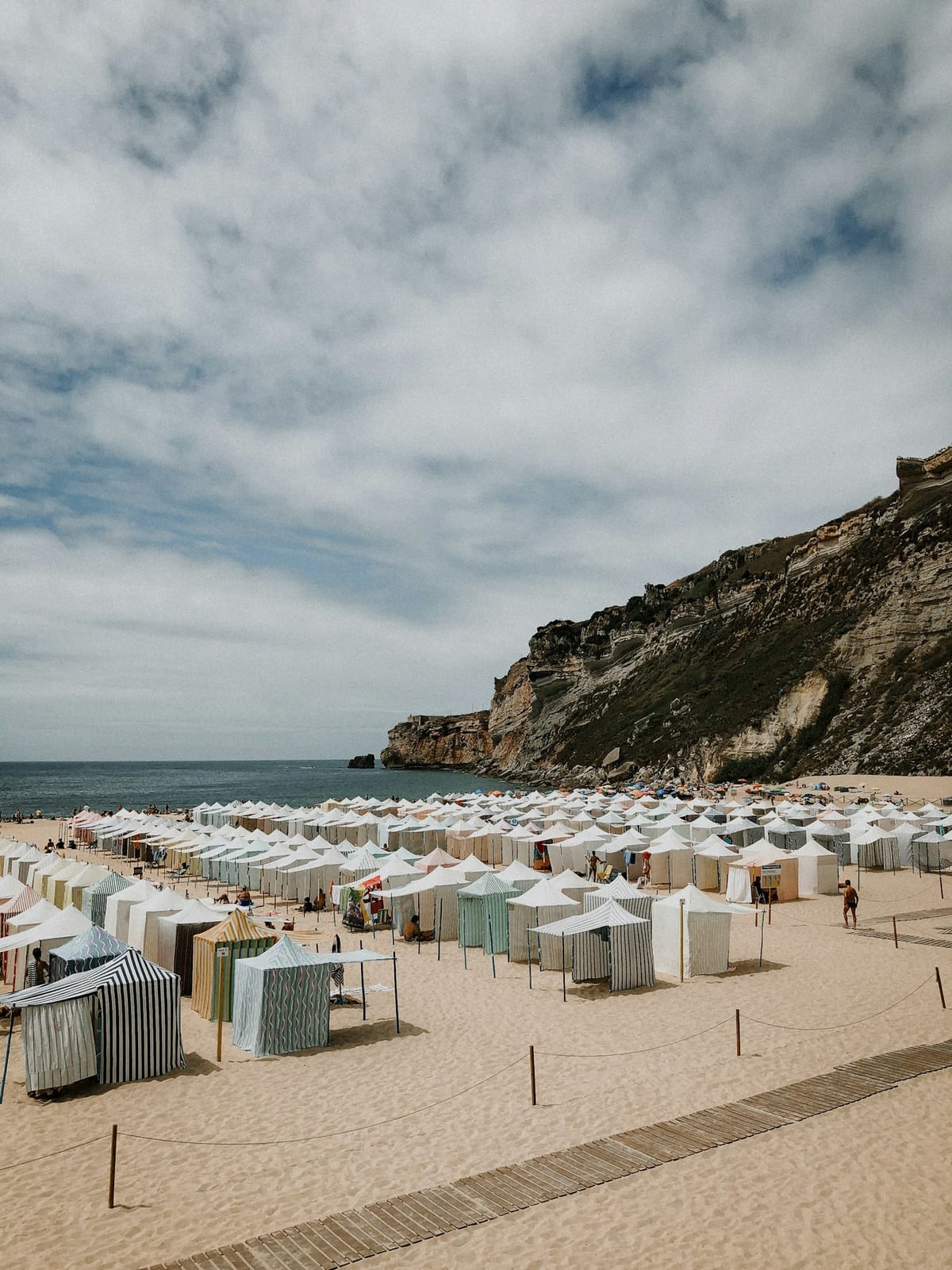 Going to the Beach in Portugal in 2026 — A Practical Guide to the 396 Bandeira Azul Beaches, the ISN Lifeguard Calendar, the Praia Acessível Programme, the Águas Balneares APA Reports and the Algarve, Costa de Prata and Costa Verde Maps