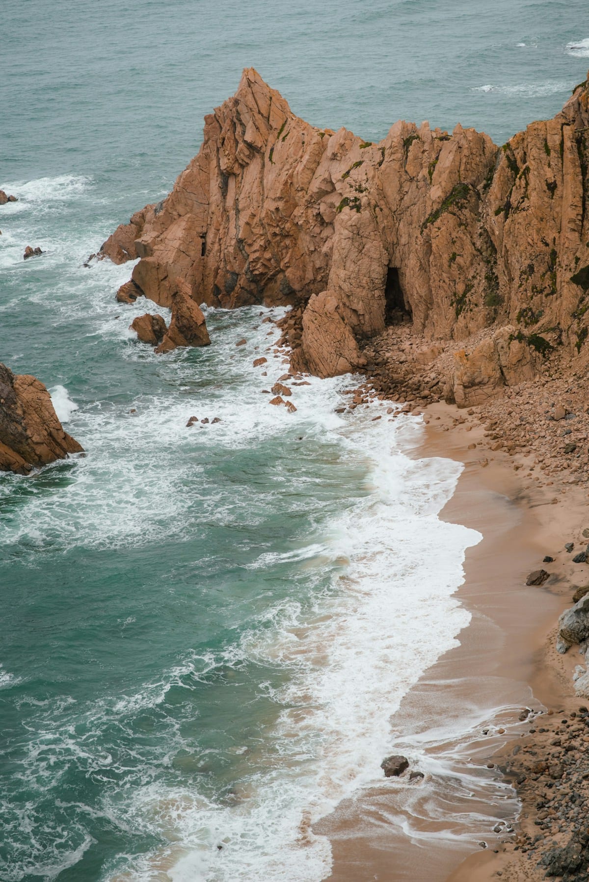 Sintra Pulls the Trigger on Paid Beach Parking for the 2026 Season — €4 Up to Four Hours at Praia Grande and Praia das Maçãs From 1 June to 30 September, EMES at the Meter