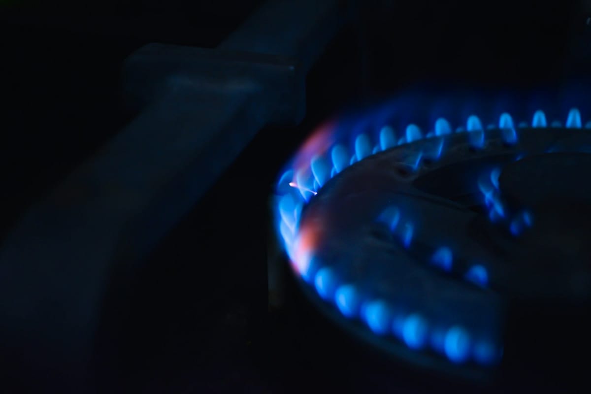 Setting Up Natural Gas (Contrato de Gás Natural) in Portugal in 2026 — A Practical Guide to the Mibgas Liberalised Market, the Comercializador de Último Recurso, the CUI Identifier, the Floene Distribution Footprint and the Escalão de Consumo Ladder