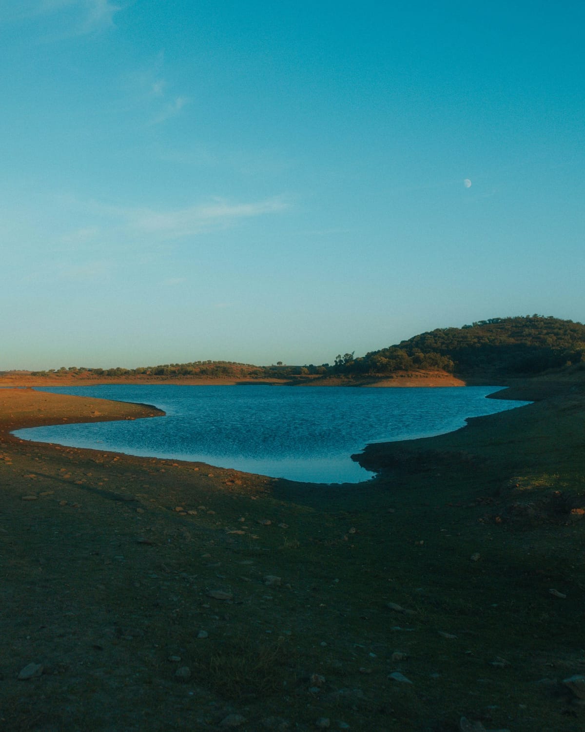 APA Reads National Reservoir Storage at 92% Average in Mid-2026 — Bravura Crosses 99%, Storm-Driven Recharge Erases the Algarve-Alentejo Deficit and an Above-Normal Heat Outlook Recasts the Hydro and Bathing-Season Setup