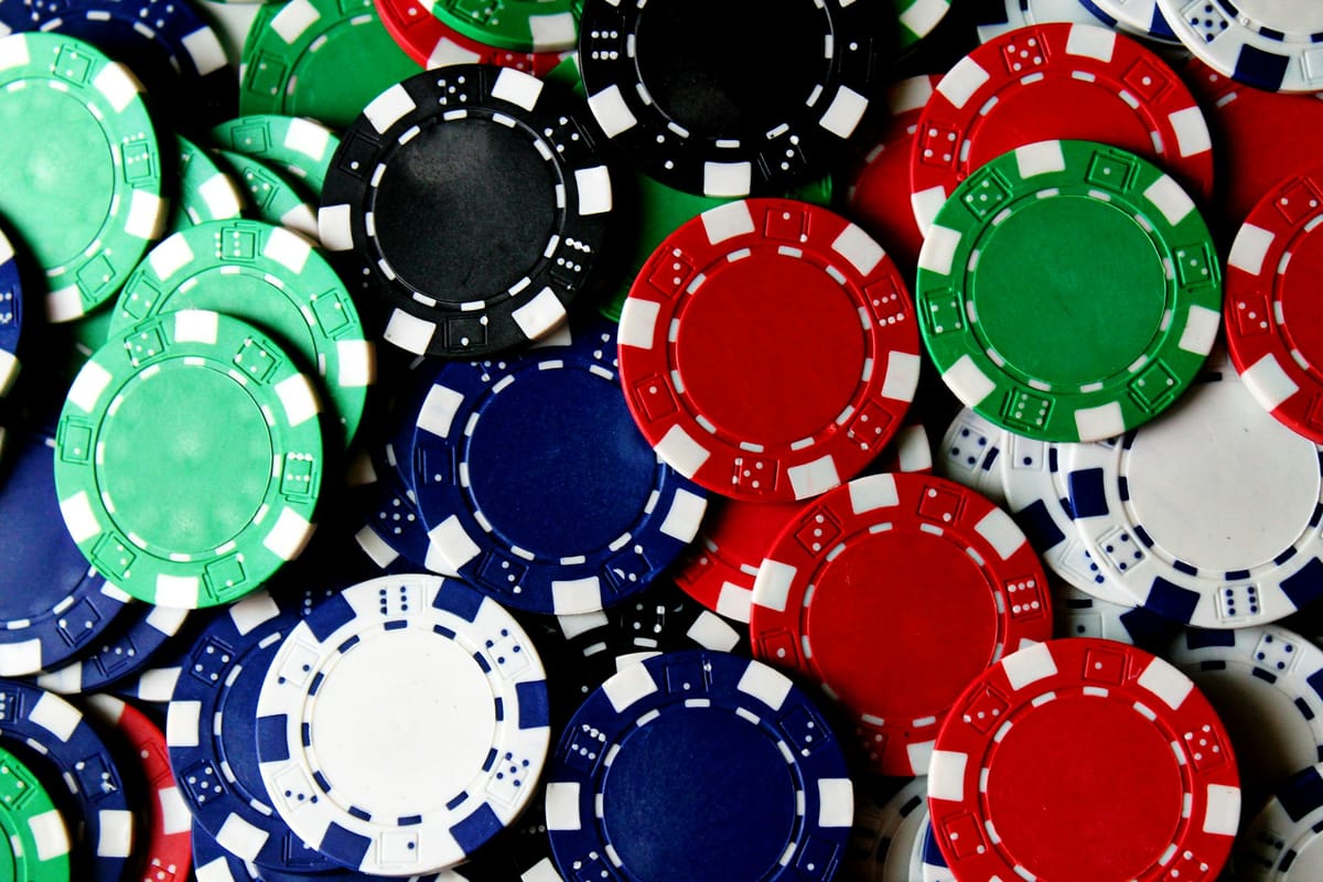 SRIJ Charts Q1 2026 Online-Gaming Gross Revenue at €323.7 Million — Casino Vertical Vaults 20.3% Year-on-Year as the Autoexcluídos Roster Swells 23.1% to 380,500 Registered Players