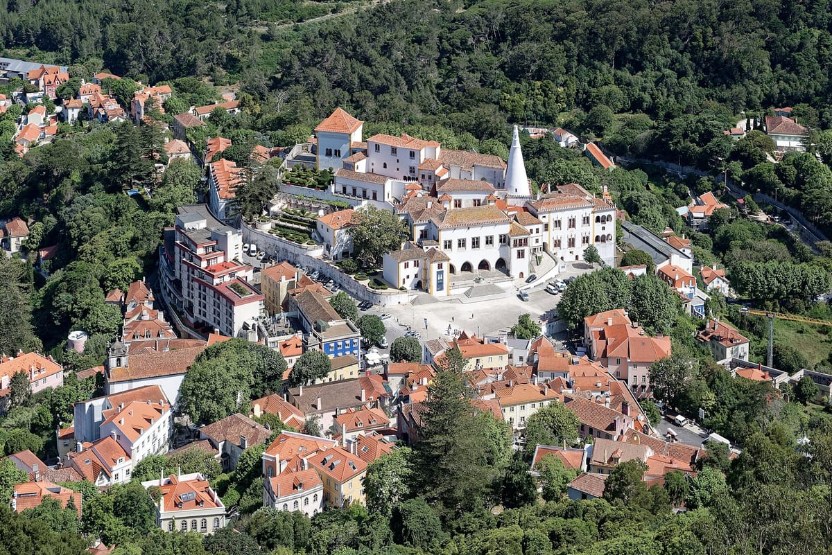 Sintra's Tour Operators Take the Village's New Coach Ban to Court, Seeking to Freeze the Historic-Centre Traffic Plan