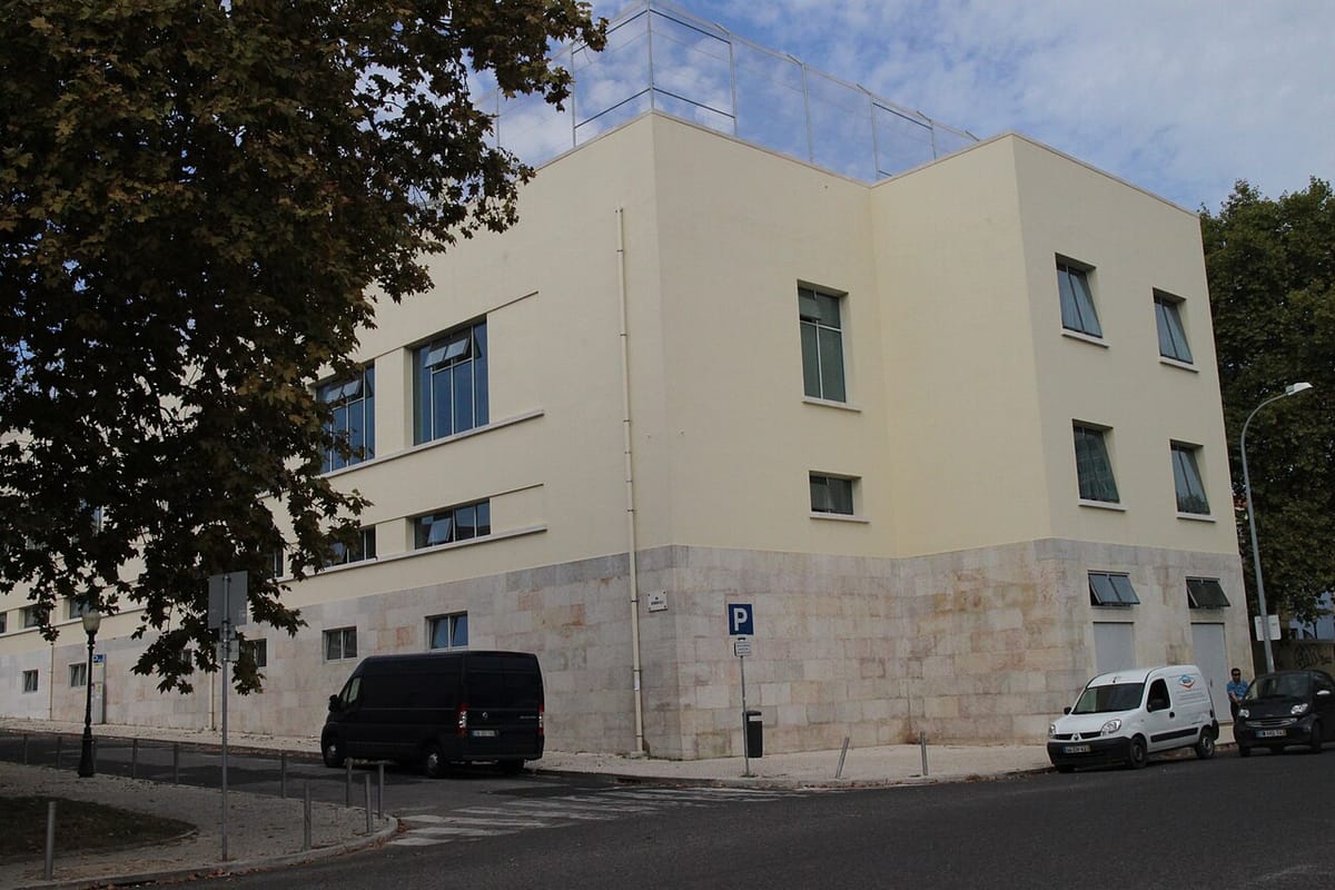 Portugal Narrows the €750 Retirement-Delay Bonus for Teachers to Staff-Short Regions and Switches to Year-Round Hiring