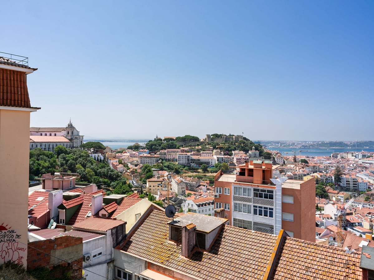 The Lisboa Brief — Week of 25 July 2026: Sintra's Tour Operators Take the Coach Ban to Court, the Heat Padlocks 13 City Parks, and City Hall Bankrolls the Festival Season