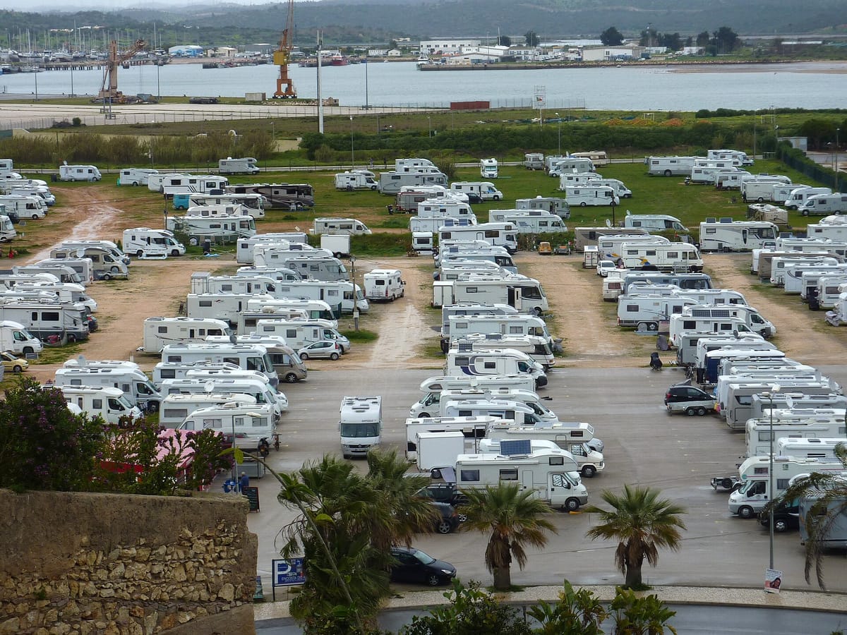 Motorhomes and Campervans in Portugal in 2026: A Practical Guide to Article 50.º-A, the 48-Hour Pernoita Rule, the Coastal Ban Most People Miss, and Fines From €30 to €600