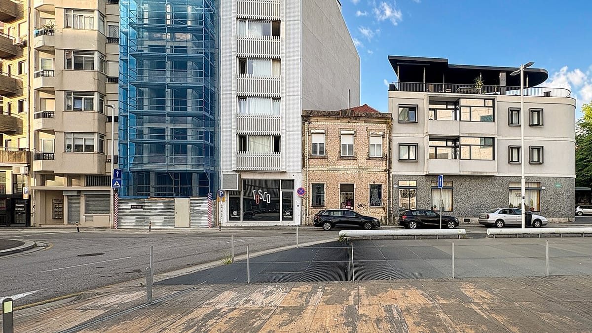 The Licença de Utilização in Portugal in 2026 — A Practical Guide to the Habitation Use Licence, the 2024 Simplex Urbanístico Shift to a Termo de Responsabilidade, the Pre-1951 Exemption, and How It Differs From the Caderneta and Registo Predial