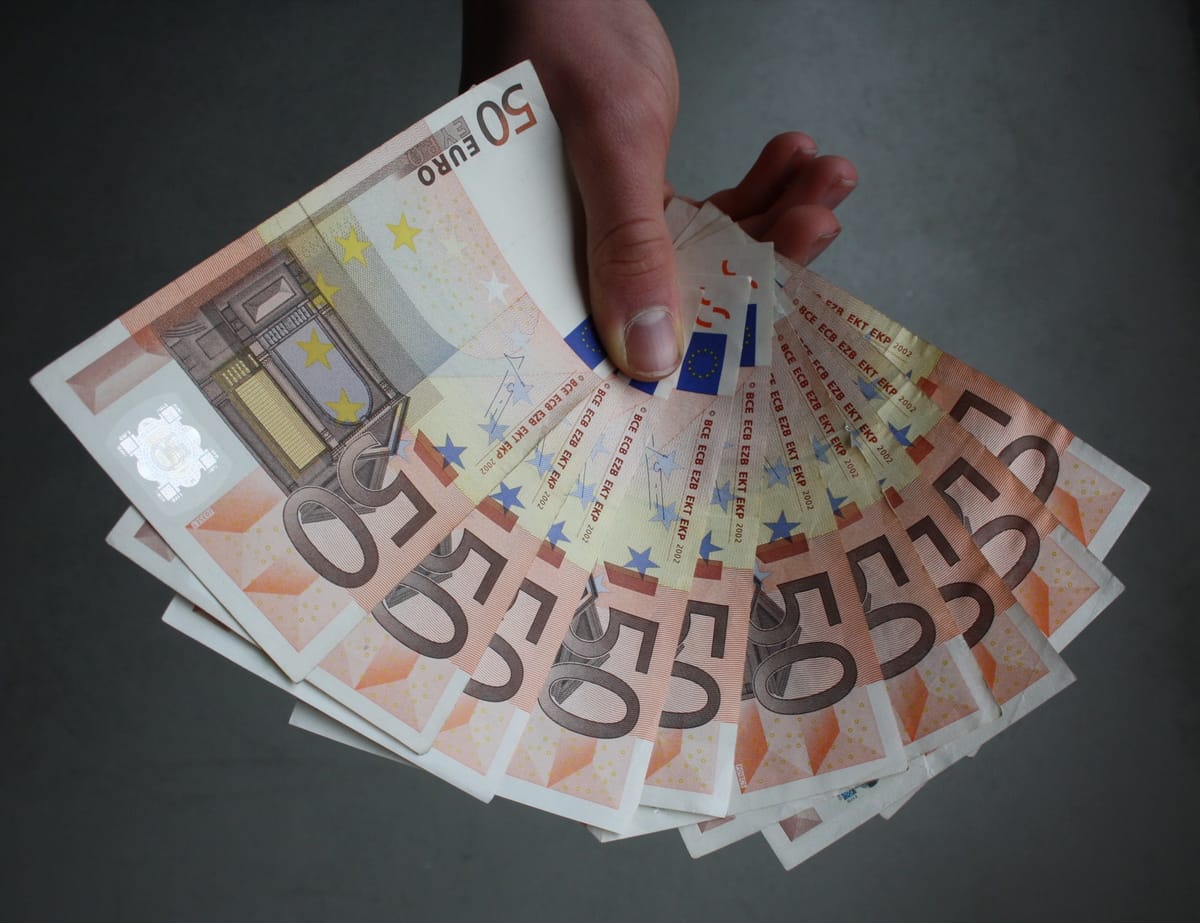 The Number of Portuguese Earning Over €3,000 a Month Has Quadrupled Since 2016, While a Third Still Take Home €900 to €1,200