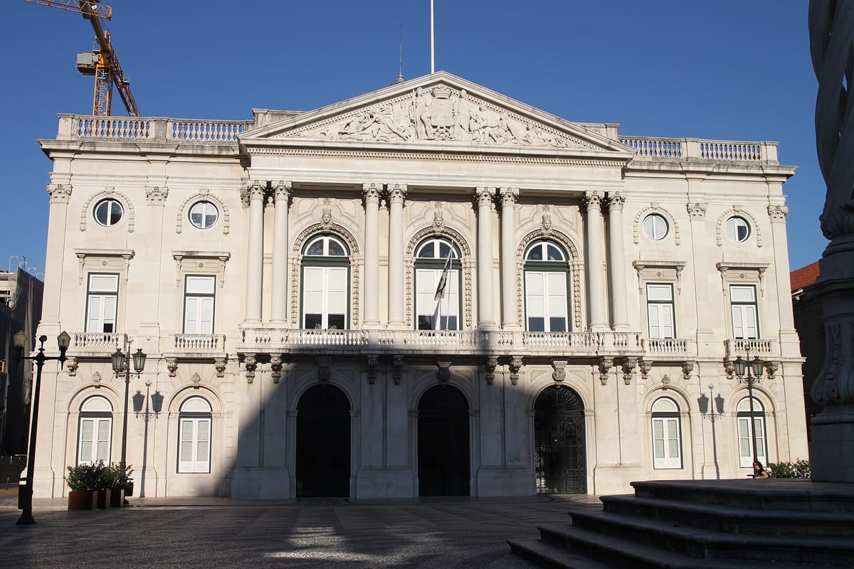 Portugal's Public Payroll Climbs to a Record 768,378, With Town Halls Outpacing the Central State