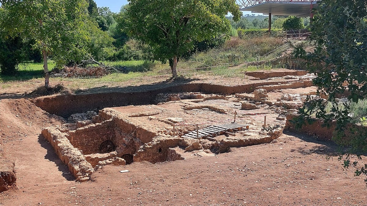 Metal Detecting in Portugal in 2026: A Practical Guide to the Lei 121/99 Ban, the One-Year Licence Only the Culture Ministry Can Grant, the 48-Hour Rule on Anything You Find, and the Detector the State Confiscates