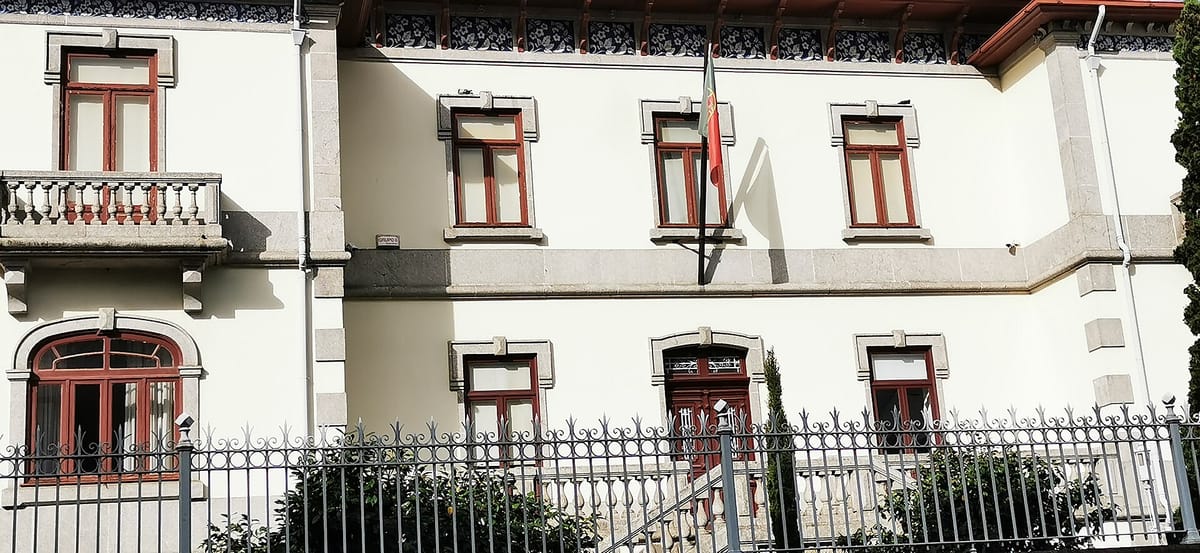Stopping the State in Portugal in 2026: A Practical Guide to the Providência Cautelar, the 48-Hour Despacho Liminar, the 306 Euro Fee, and the Rule That Freezes an Act the Moment the Authority Is Served