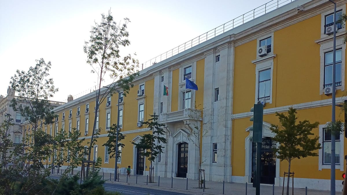 Markets, Business & Tech Briefing: Sarmento Prices the VAT Cuts at Two Billion Euros, Zara's Owner Discounted the REN Sale, Six Bidders Line Up for Azores Airlines