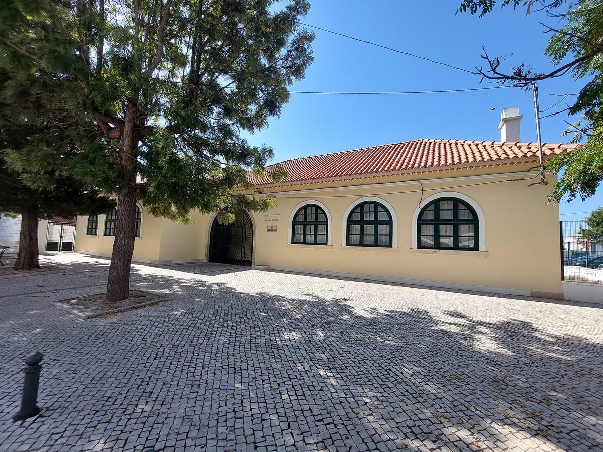 Entroncamento Stopped Serving Lunch to Pupils With Unpaid Meal Accounts, and One Father Heard at 11:30 That His Daughter Would Not Eat