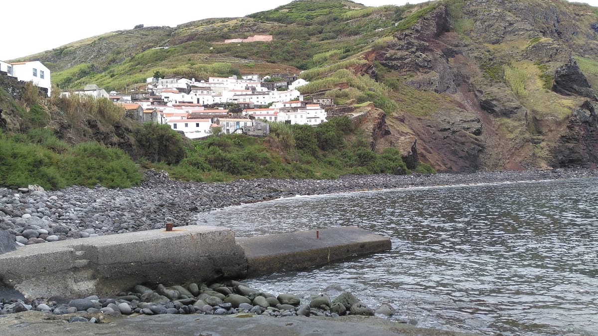 An Air Force Flight Carries Three Tonnes of Food to Corvo After Rough Seas and a Ship in Maintenance Left the Azores Island Short
