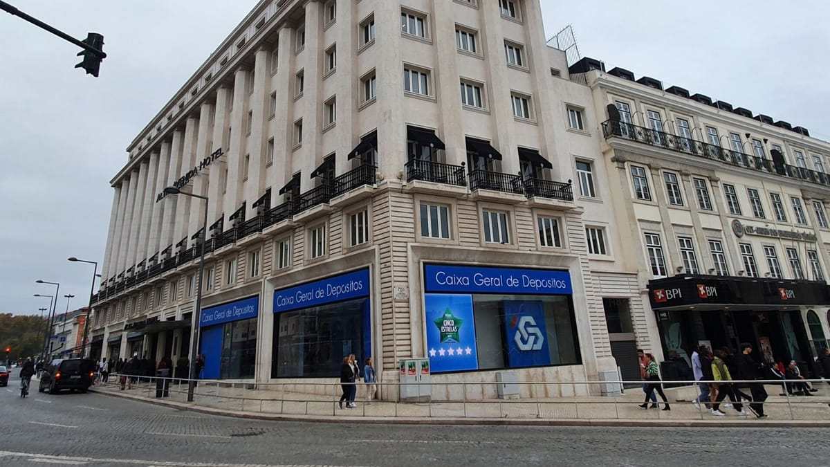 Blocked Accounts and Unrecovered Fraud Losses Dominate Bank Complaints to DECO: Why Portuguese Banks Freeze Accounts, and the Rules on Closing One