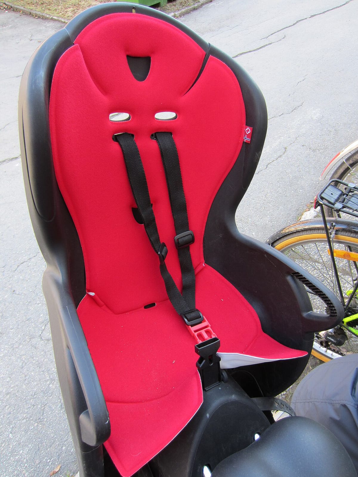 Hamax Buddy Child Bike Seats Sold by Decathlon Since 2022 Are Recalled Over a Harness Label That Poses a Choking Risk