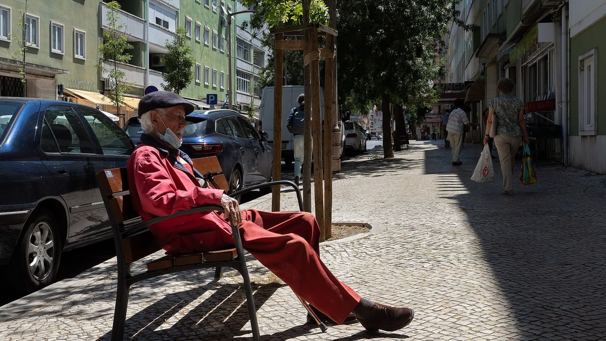 Portugal's Civil Service Pension Fund Will Cut 2,937 New Pensions by 93 Euros a Month on Average After a Computer Error