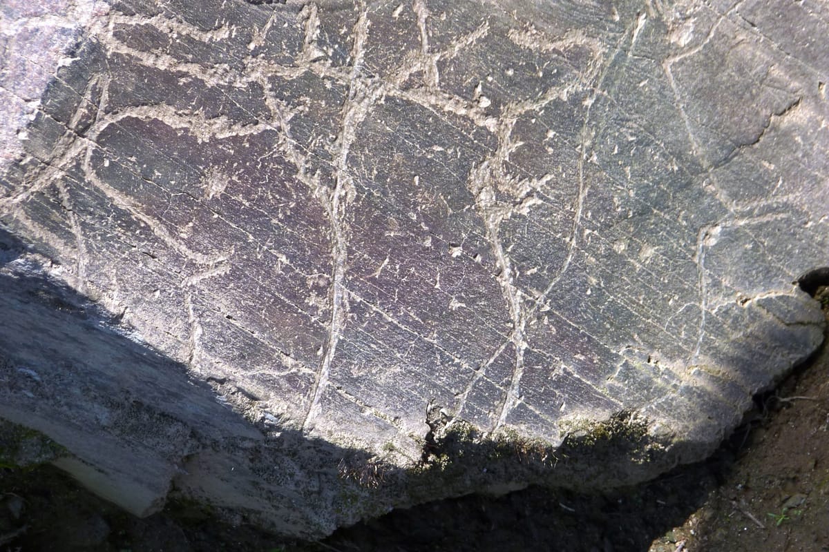 Pigment Fragments Dug Up at Penascosa Push Human Presence in the Côa Valley Past 27,000 Years and Hint Its Engravers Also Painted