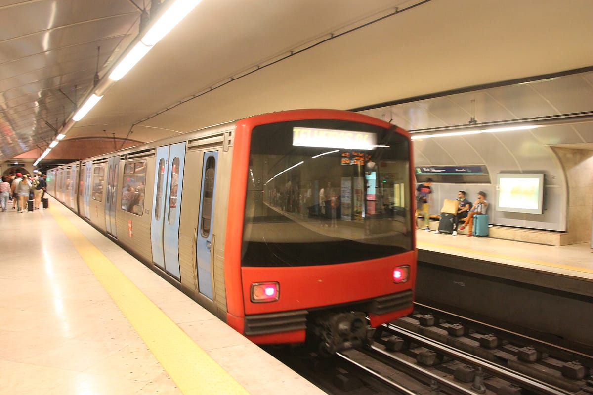 Unions Suspend the Lisbon Metro's 28 and 30 October Morning Strikes in Protest at a Minimum Service Ruling, While CP's Friday Rail Strike Stands
