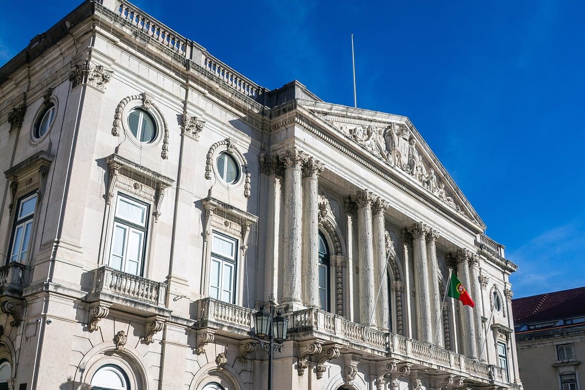 Seguro Lets the Rewritten Flags Law Through, Opening Public Buildings to Humanitarian Causes Tied to Official Campaigns