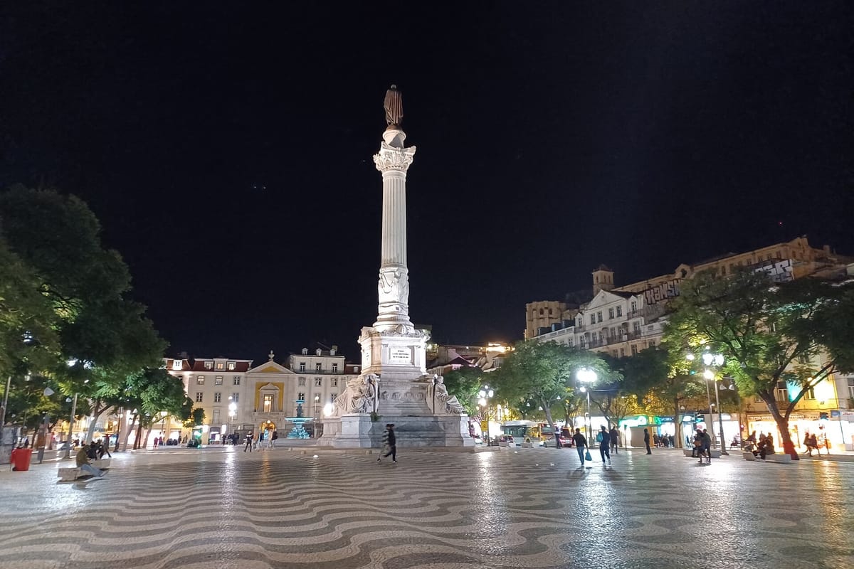 Housing Protest Camps in Porto and Lisbon's Rossio Hold Through the Night Past the Legal Limit, as Porto's Mayor Invites Them to Talks and the Housing Minister Defends Him