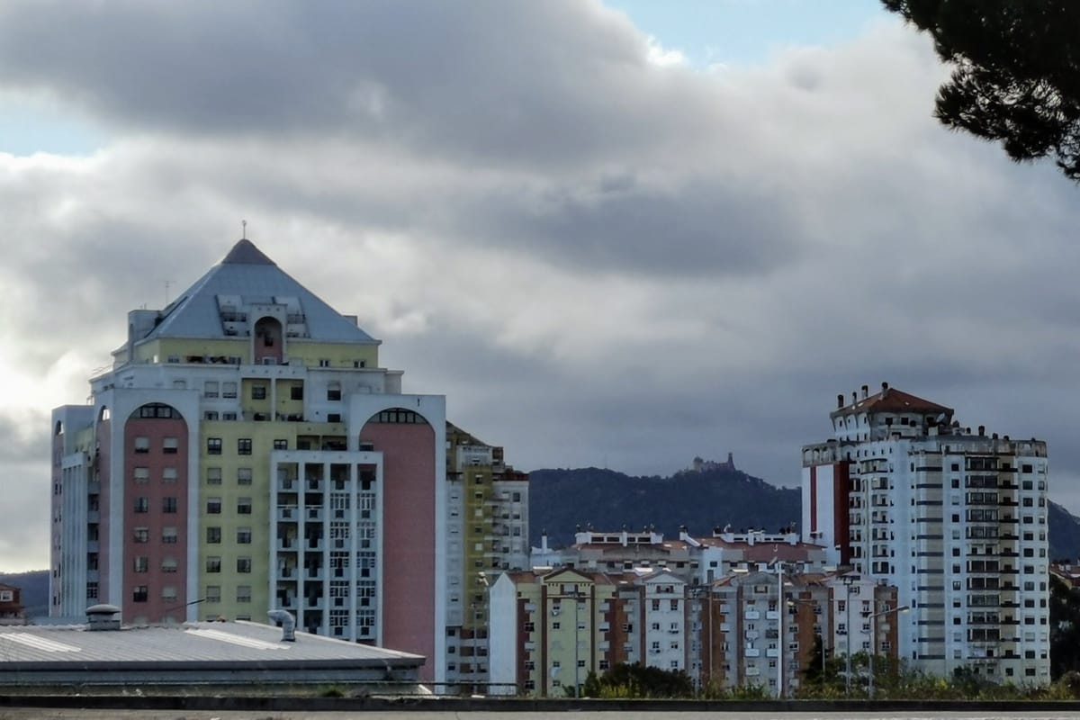 Police Wall Up a Sintra Shopping Centre in Tapada das Mercês After Finding a Frail 71-Year-Old Man and a Woman Sleeping in Its Shops