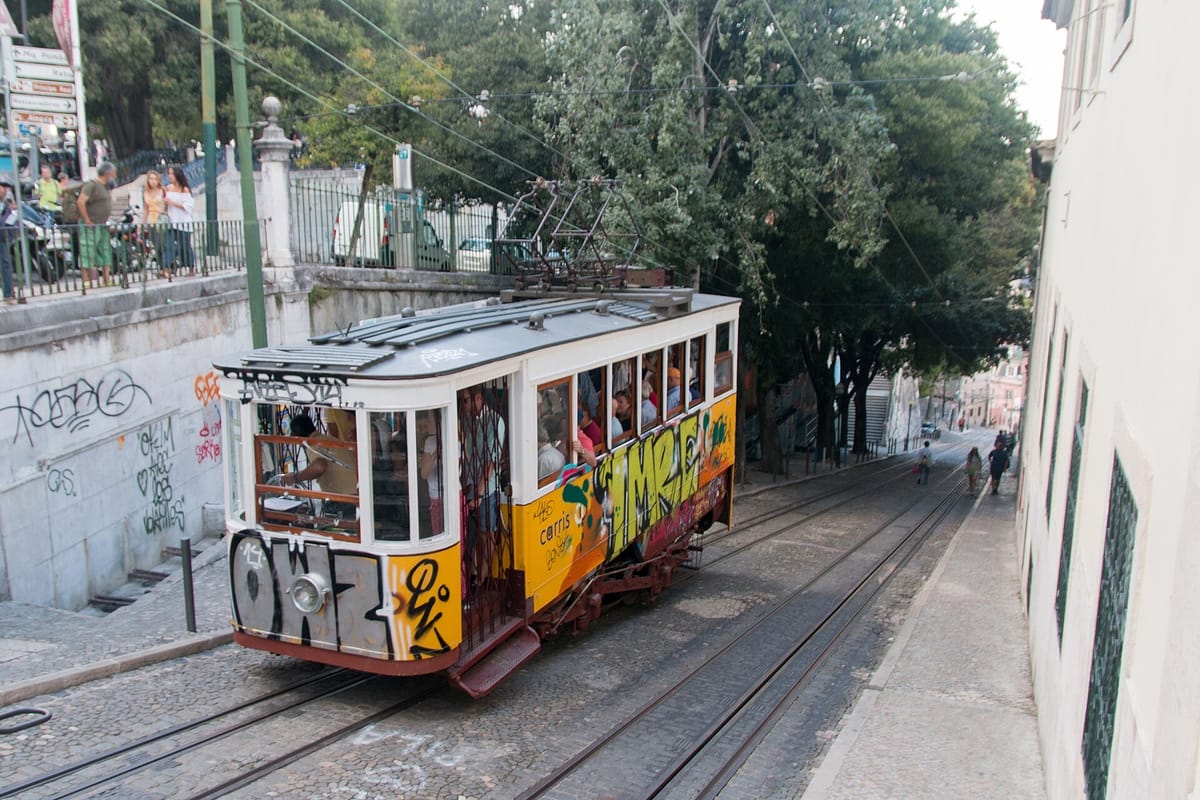Fidelidade Disputes the 125,000 Euro Claim for a Victim's Loss of Life in the Glória Funicular Crash, Arguing the Lift Was Not Highly Reliable