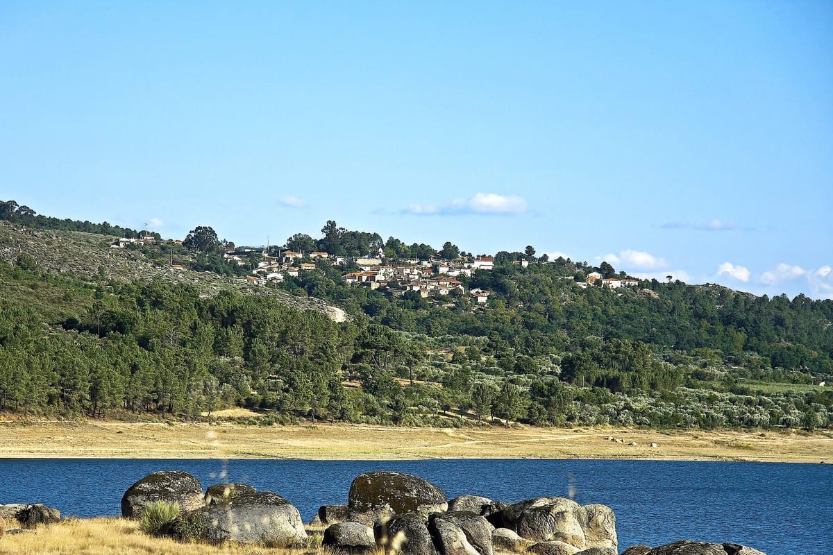Tabuaço Rallies Residents Against 30,744 Floating Solar Panels on the Távora's Vilar Reservoir, With Public Comments Open Until 24 November