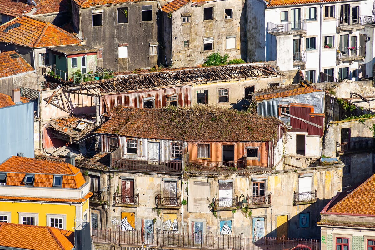 Porto Wants Owners of Vacant Buildings in Its Historic Centre to Pay Ten Times the IMI in 2027, After Writing to 6,400 of Them