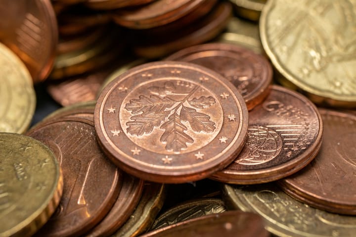 March Budget Surplus Shrinks to €209 Million as €1.06 Billion in SNS Debt-Regularization Hits the Books — IRC Drops 25.4%, Investment Spending Climbs 53.6%, and the Headline Hides a Real Improvement