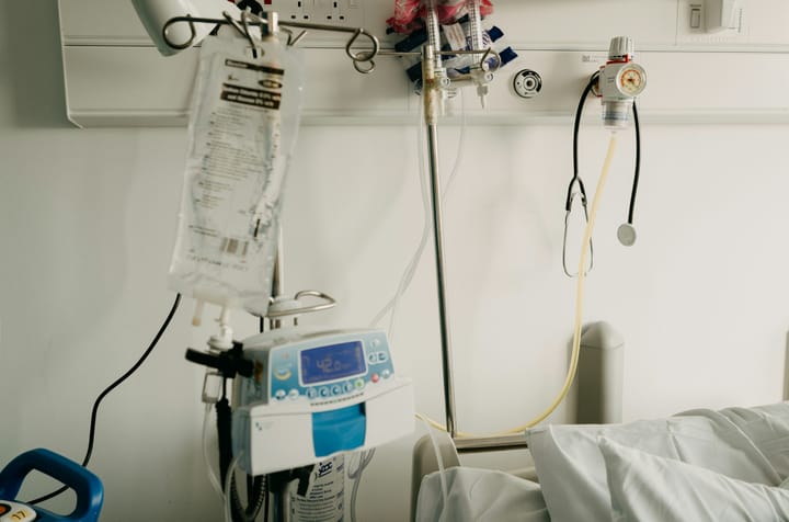 DE-SNS Opens 14-Day Public Consultation on a New Medicina Intensiva Network — 21 Service Units With Installed-but-Inactive Beds, Target of 95% Specialist Cover and a 1-Nurse-Per-1.5-Patient ICU Ratio