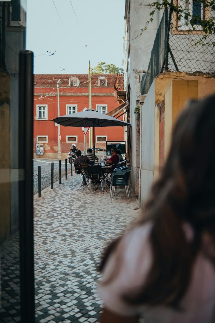 Eurostat's Workers' Day Drop: 19.5% of Portuguese Employees Routinely Work Weekends, Above the EU Average — Services Hit 47.6% and the Self-Employed Climb to 45.8%