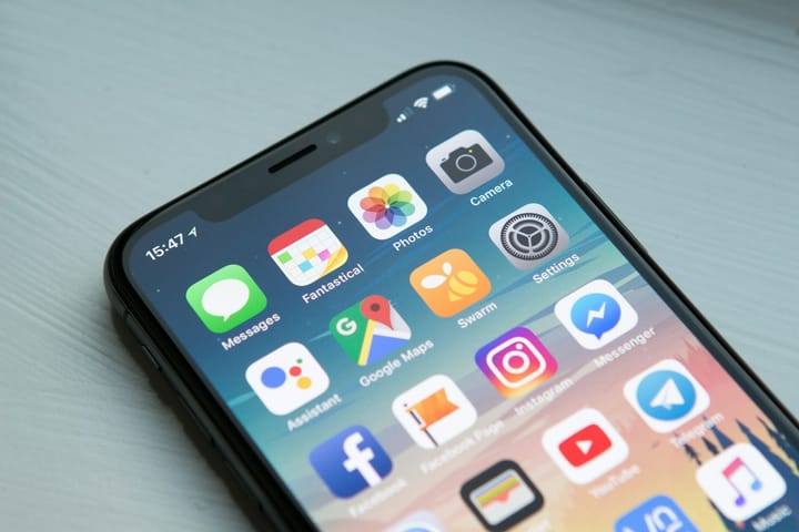 Mobile Network Operators in Portugal in 2026 — A Practical Guide to MEO, NOS, Vodafone, NOWO/Digi, the ANACOM Tariff Floor, the 5G Coverage Map, the Number-Portability Process and the Tarifa Social das Comunicações