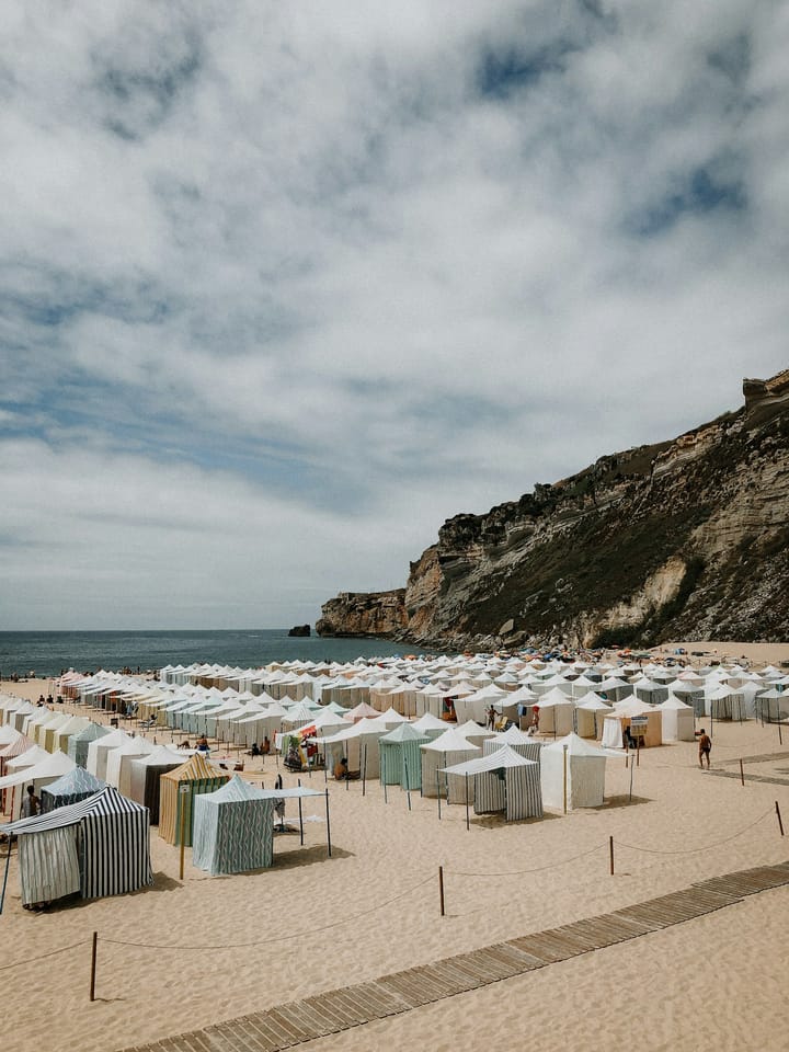 Going to the Beach in Portugal in 2026 — A Practical Guide to the 396 Bandeira Azul Beaches, the ISN Lifeguard Calendar, the Praia Acessível Programme, the Águas Balneares APA Reports and the Algarve, Costa de Prata and Costa Verde Maps