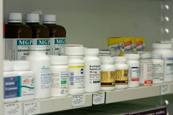 Portaria 209/2026/1 Rewrites Out-of-Hours Pharmacy Rules — €2.50 Surcharge on the Postigo, 40-Hour Weekly Floor, and ULS-Run Schedules That Take Effect Three Months Before Decreto-Lei 128/2025 Lands