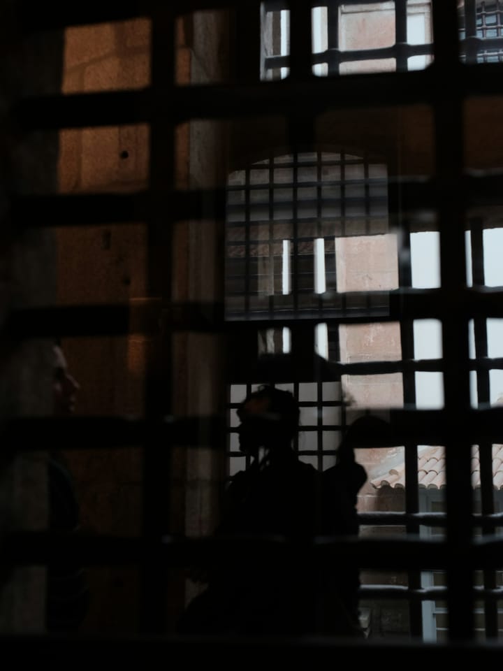 More Than 200 Inmates of Lisbon's Estabelecimento Prisional Refuse to Return to Cells in Peaceful Protest Against Conditions in Ala B — GISP Intervention Unblocks the Stand-Off as Director António Leitão Promises an Afternoon Hearing