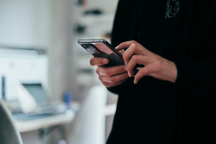 Cabinet Hands ANACOM a Spoofing-Blocking Mandate and Pré-Pagos Identification Rule on Friday 29 May — Operators Must Filter Fraudulent SMS Hyperlinks and Wire Up Caller-Identity Checks Before the Assembleia Translation