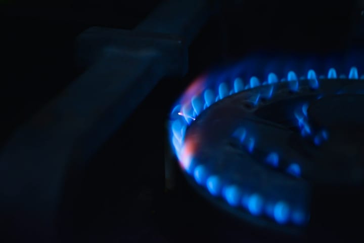 Setting Up Natural Gas (Contrato de Gás Natural) in Portugal in 2026 — A Practical Guide to the Mibgas Liberalised Market, the Comercializador de Último Recurso, the CUI Identifier, the Floene Distribution Footprint and the Escalão de Consumo Ladder