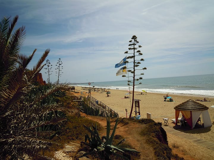 Plastic Makes Up Nearly Nine in Ten Items Logged on Portugal's Monitored Beaches, APA's Marine-Litter Report Shows