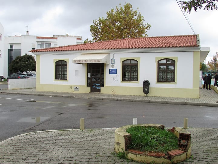 The Extensao de Saude de Ferreiras, a small Portuguese public health centre with SNS signage