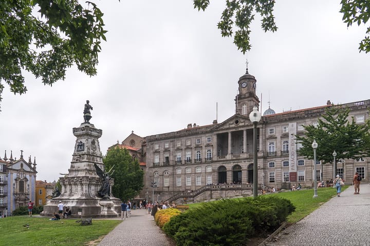 The Palacio da Bolsa in Porto, home of the Associacao Comercial do Porto, seen from the Jardim do Infante Dom Henrique with the Prince Henry monument in the foreground