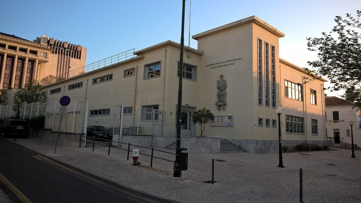 A Lisbon school building whose facade carries the words Escola Basica do 2 Ciclo above its entrance