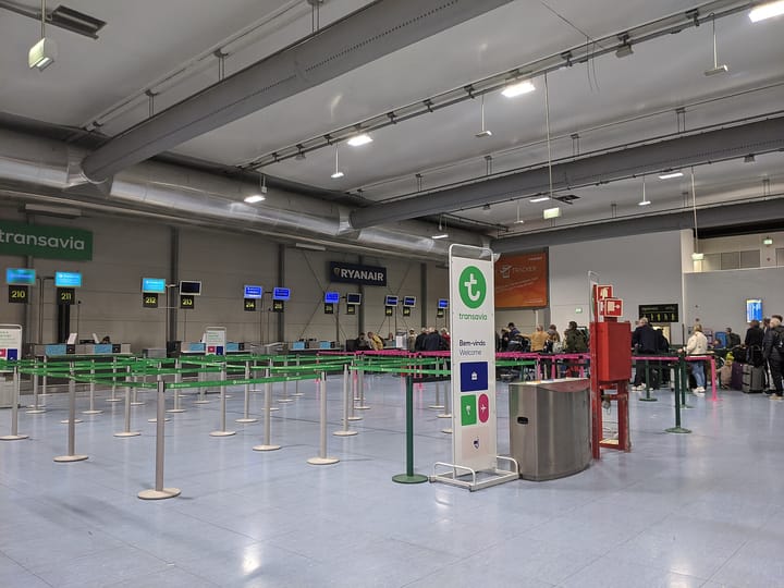 The Terminal 2 check-in hall at Lisbon's Humberto Delgado airport, with a Bem-vindo and Welcome stand beside queue barriers